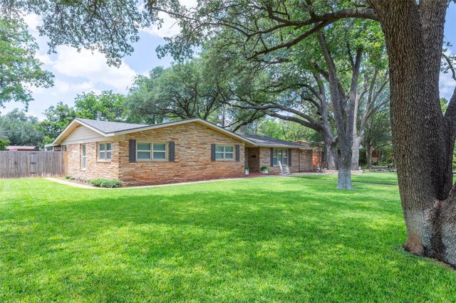 1518 Elmwood Dr — River Oaks