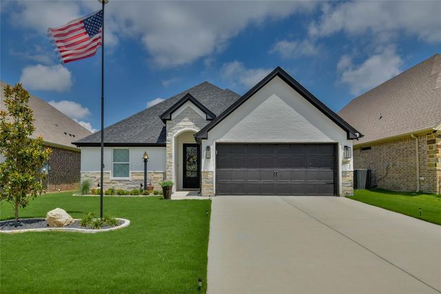 1453 Highland Park Cir — Highland Park Bay