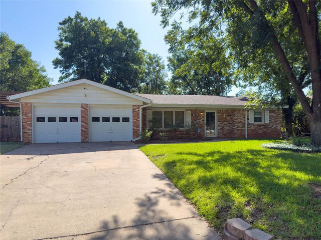 2117 Oakwood Ln — Brookhollow