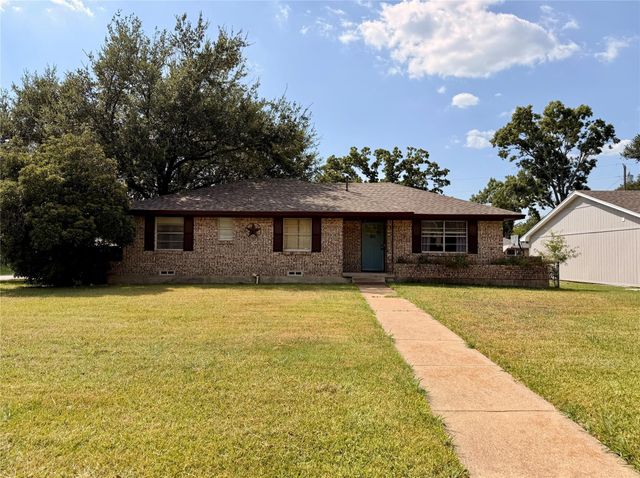 201 Collins Dr — Bivins 1st
