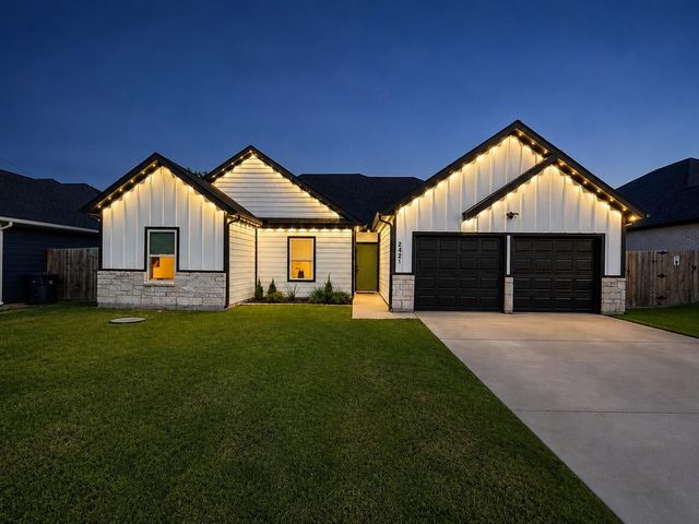2421 Creek Dr — Canyon Creek III