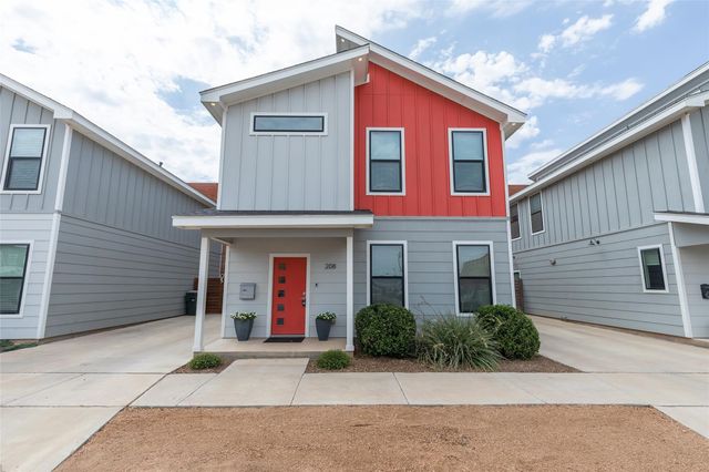208 Pecan St — Quarters of Pecan Street