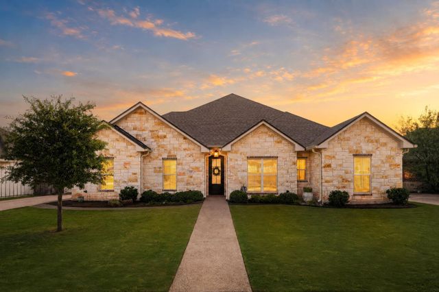 717 Wintergreen Dr — Moonlight Park