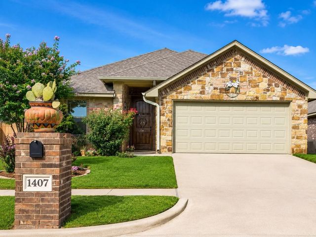 1407 Lauren Ln — Lake Forest