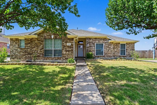 1302 Buckingham Dr — Windmill Farms