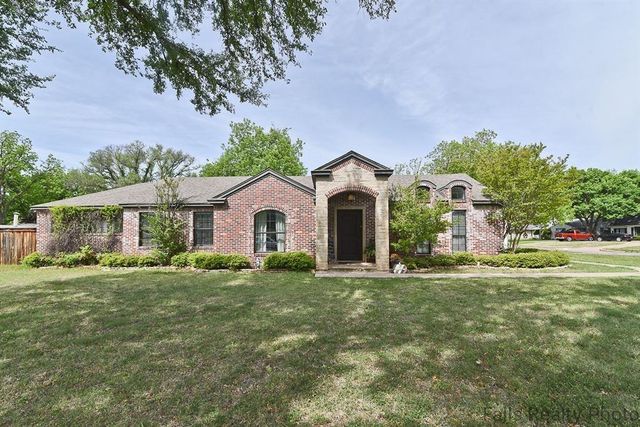 2700 Taft Blvd — Country Club
