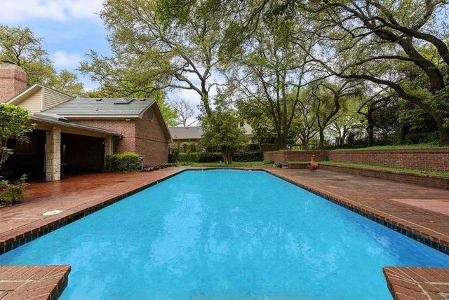 2 Eastshore Rd — Shepherds Glen