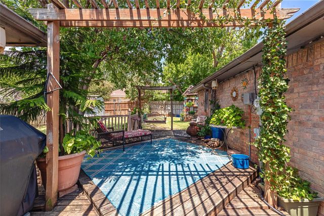 7133 Starnes Rd — Windcrest Add