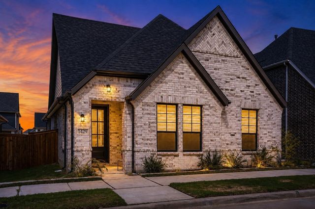 1429 Waterford Dr — Hillside Village