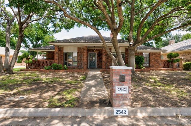 2542 Woodlake Dr — Woodlake