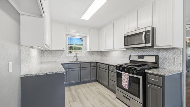 313 W 7th St — Carters