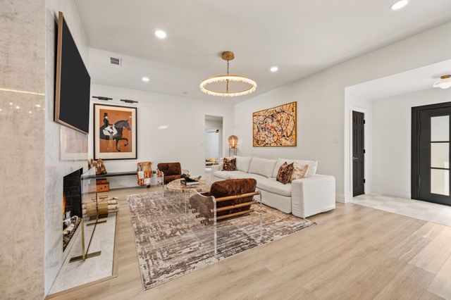2403 N Carroll Ave — Emerald Estates