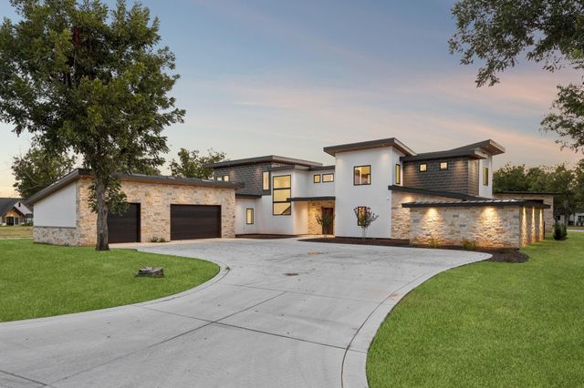 9003 King Air Dr — The Landings