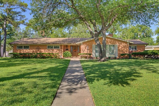 1526 Elmwood Dr — River Oaks