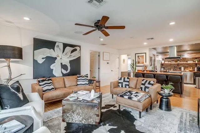 218 N Crockett St — Original Town