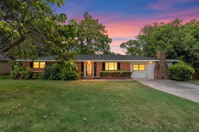 8817 Oakdale Dr — Oakdale