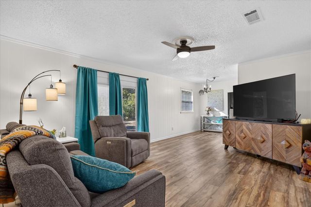 441 Nathan St — Gardens