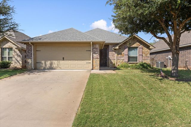 1411 Lauren Ln — Lake Forest