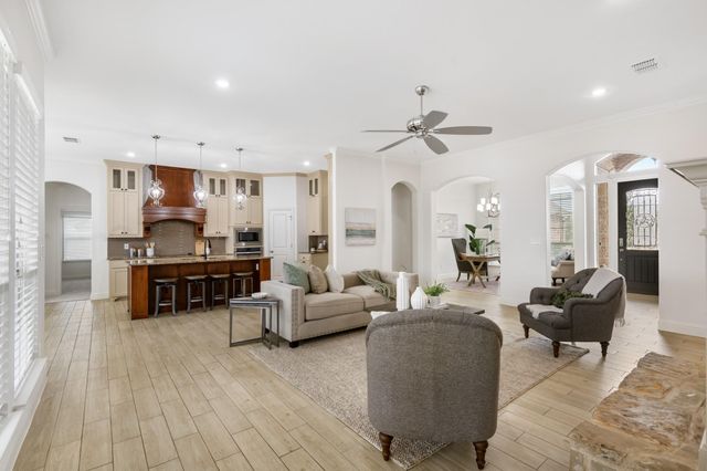 10909 Chriswood Dr — COUNTRY HILL ESTATES-CHRISWOOD