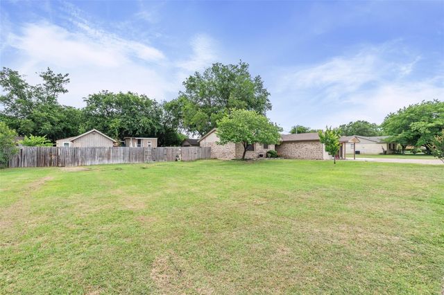 2015 Roberts Dr — Briarwood