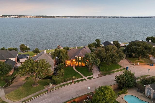 9910 Lincolnshire Ln — Heritage on the Lake