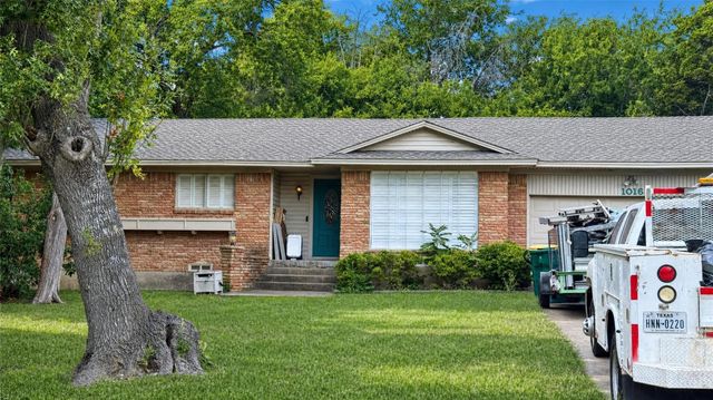 1016 Tower Dr — Kingswood 02