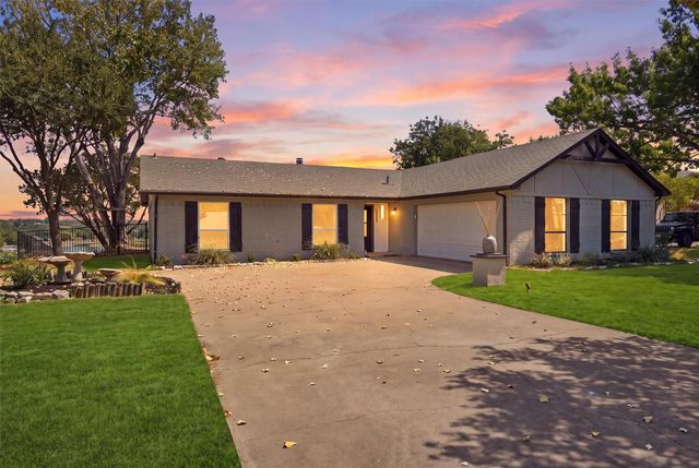 5123 Fairway Cir — Decordova Bend Estates