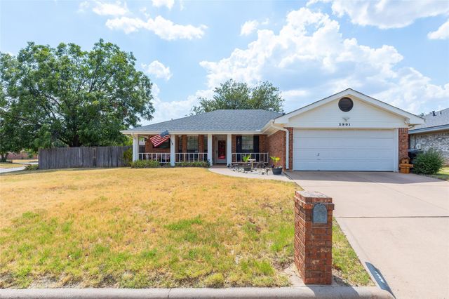 2901 Oak Ridge Ct — The Oaks