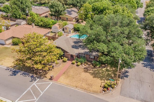 5500 Meadow Oak St — Holiday West Add