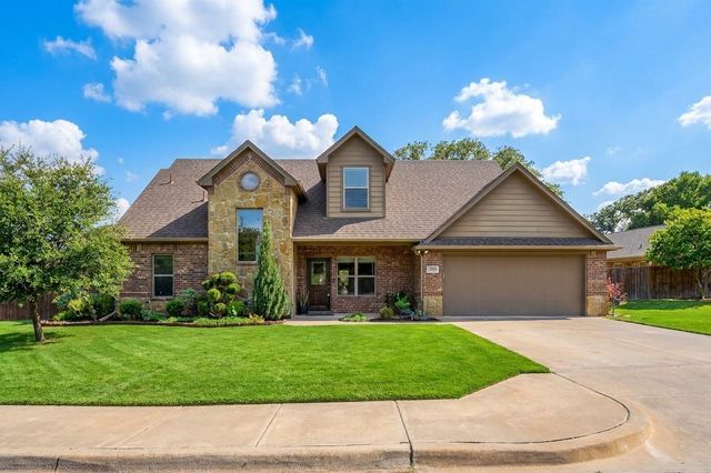305 Donna Cir — Ashley Oaks Ph One