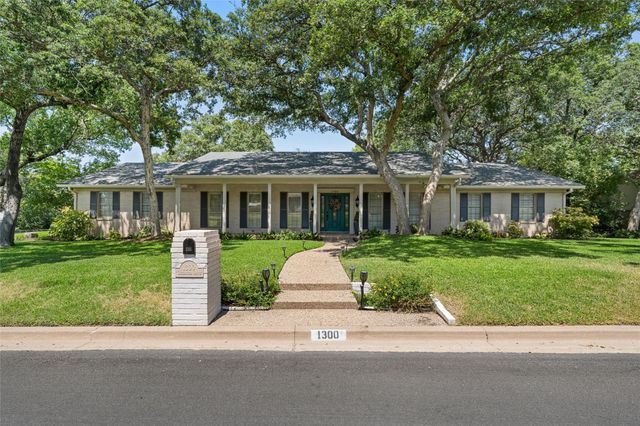 1300 Circlewood Dr — Southwood