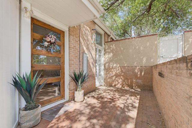 1042 Santos St — Highland Add