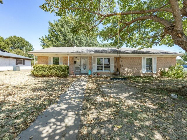 100 NW Jill Ann Dr — Southwest Village