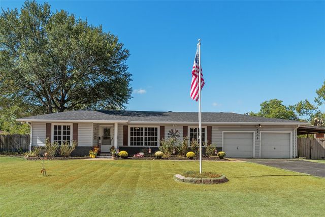 205 Laurel Trl — Roberts Park