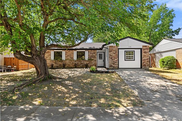 726 Holliday Ln — Fairwoods 01