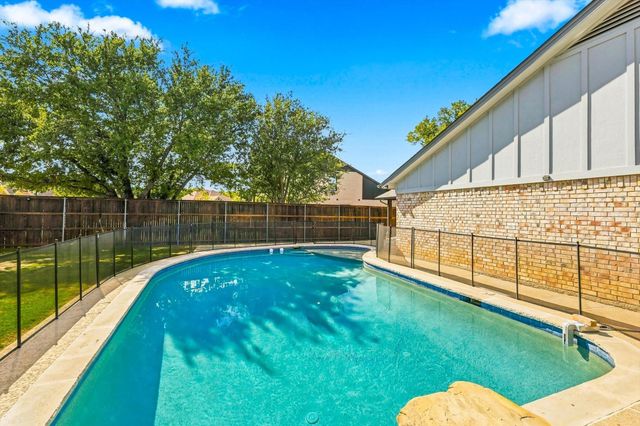 2857 Hurstview Dr — Wintergreen Acres Add