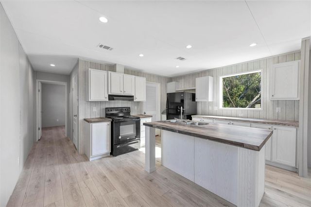 2720 Cypress St — Oak Trail Shores Sec B