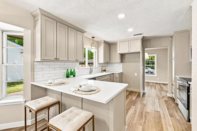 305 Brookview Dr — Mayfair Add