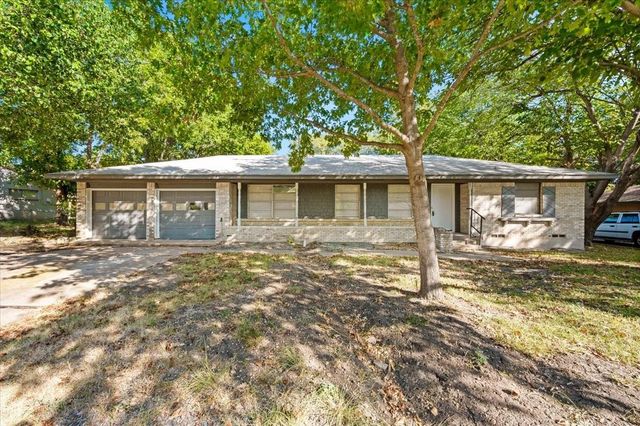 305 Valleyglen Dr — Brook Hollow Estates