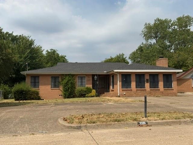 1016 Usher St — Benbrook Lakeside Add
