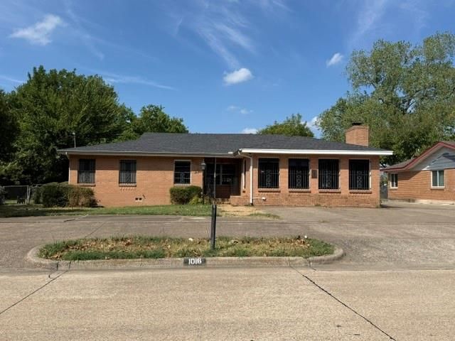 1016 Usher St — Benbrook Lakeside Add