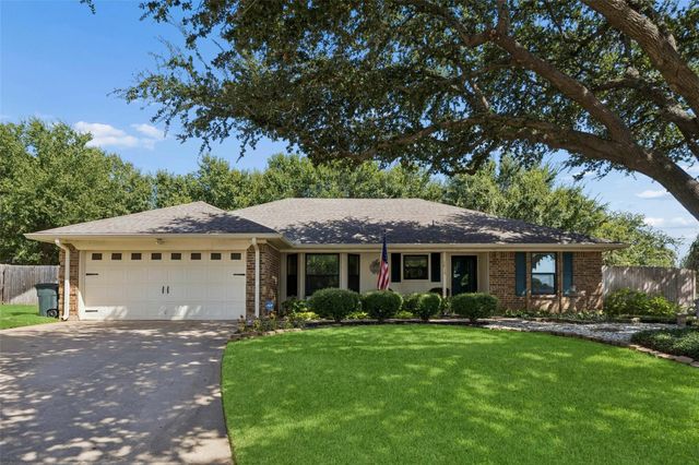 7416 Shady Hollow Ct — Windcrest Add
