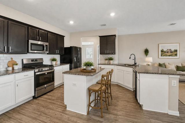 2401 Lemco Dr — Trinity Xing Ph 2