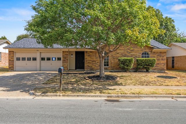 756 NW Charlyne Dr — Summercrest