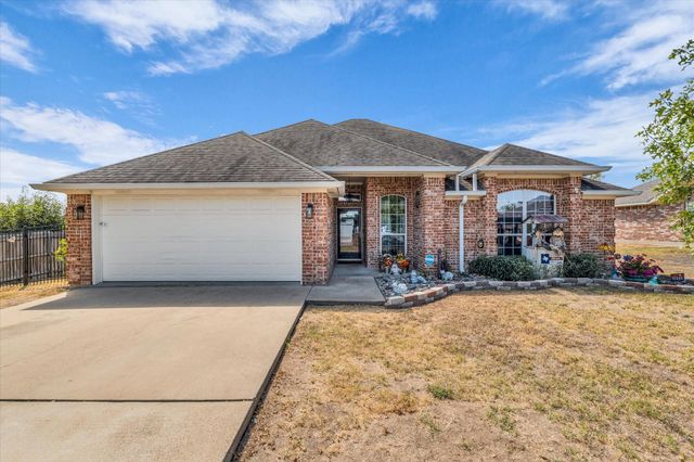 104 Topaz Cir — Imperial Estates