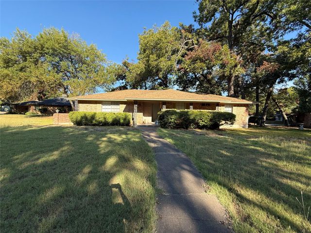 301 Lakewood Dr — Woodhaven