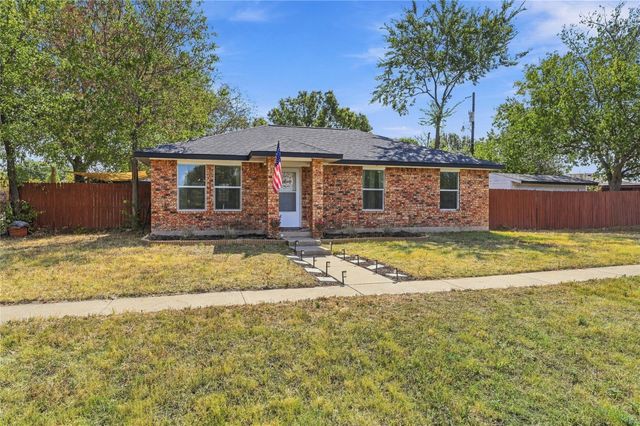 900 N Grand Ave — Waxahachie Place