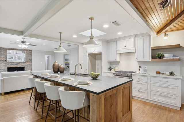 541 Briarglen Dr — North Lake Woodlands 07