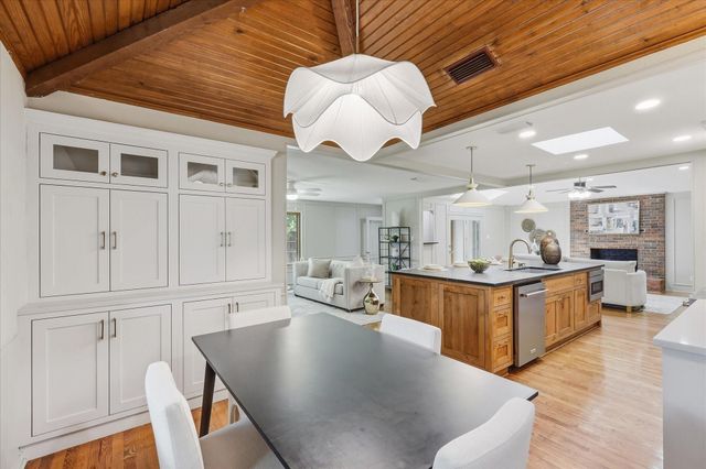 541 Briarglen Dr — North Lake Woodlands 07