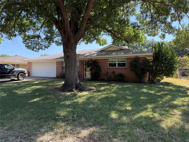 1221 Wade Hampton St — Benbrook Lakeside Add